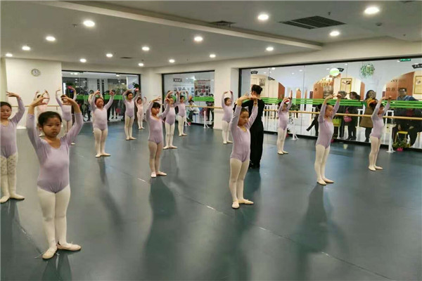 舞蹈室地膠--安徽淮南李佳舞蹈學(xué)校成功案例